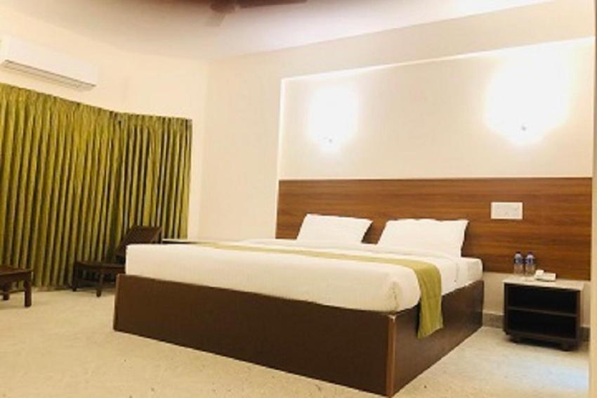 Sreeparthi Hotel Puttaparthi Esterno foto